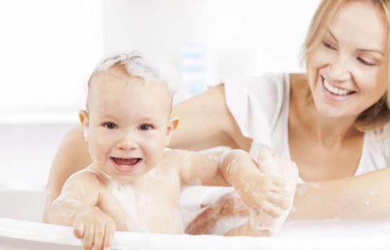 宝宝洗澡时的一个小动作，吓坏了宝妈，这样洗澡太危险！