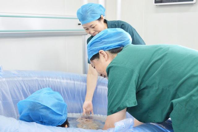 水中生产有哪些风险和益处？为什么“Hold”住姐会选择水中分娩？