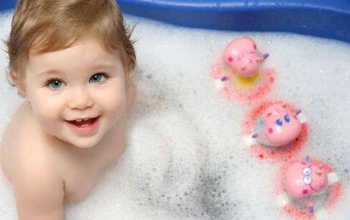 宝宝洗澡时的一个小动作，吓坏了宝妈，这样洗澡太危险！