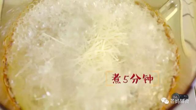 「面条鸡蛋杯」新奇的面条吃法，一口浓郁奶香宝宝吃得超满足