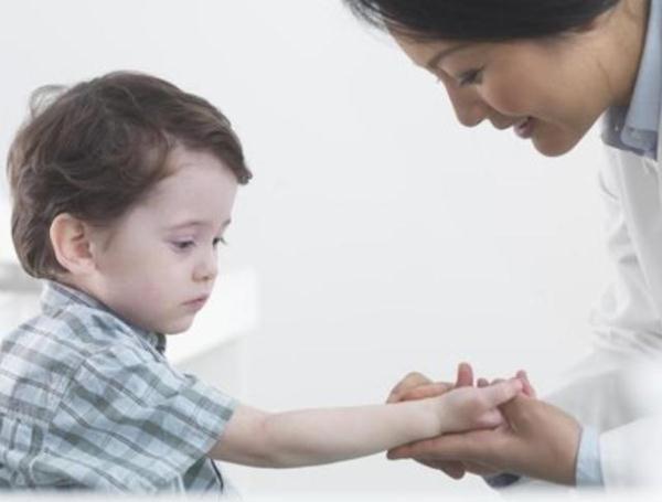 4岁儿子突然不会说话，父母带到医院检查之后，妈妈内疚的哭了