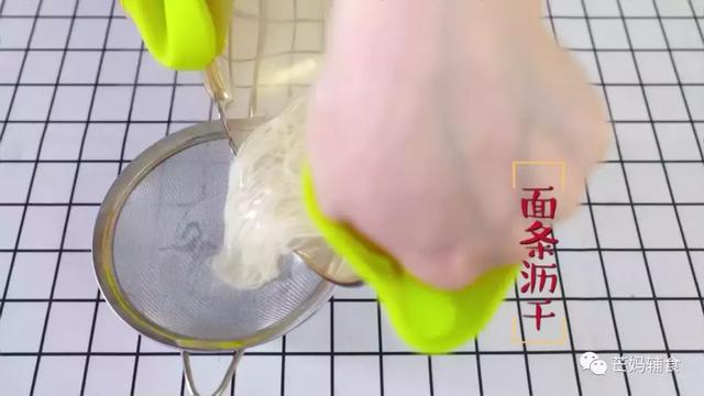 「面条鸡蛋杯」新奇的面条吃法，一口浓郁奶香宝宝吃得超满足
