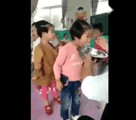幼儿园老师这样喂孩子，家长看到该多痛心