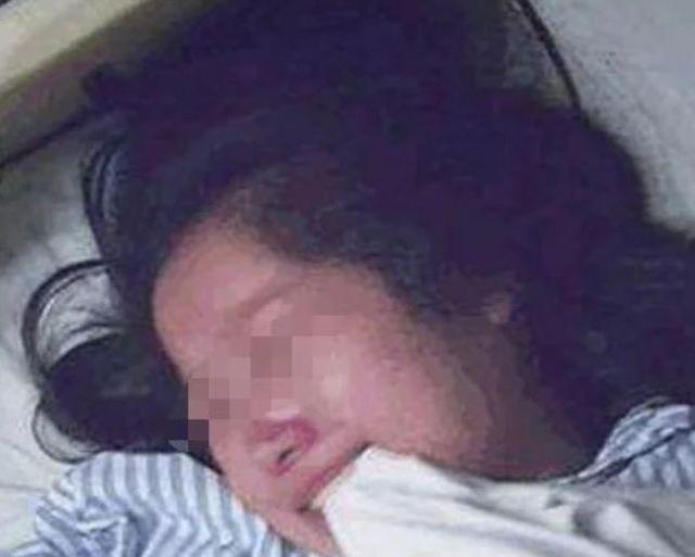 孕妈产下双胞胎不久，半夜肚子在动，医生掀开被子，夫妻昏了
