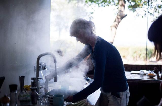 宝妈盲目随俗，一时大意，致二岁女儿跌入开水盆中