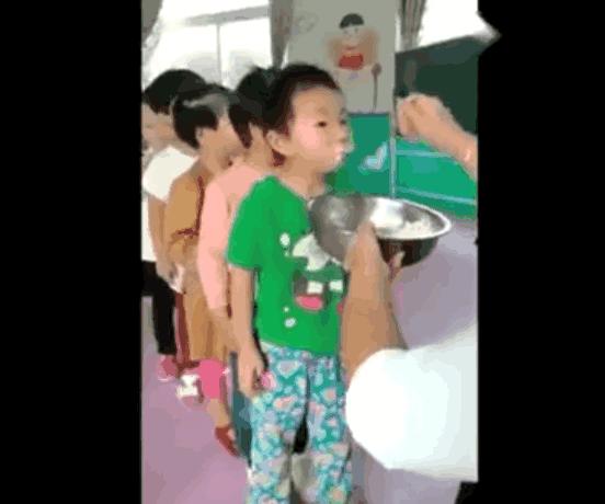 幼儿园老师这样喂孩子，家长看到该多痛心