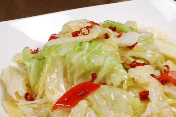 天气变冷，最适合吃圆白菜，这样做圆白菜，口感脆嫩、特爽口