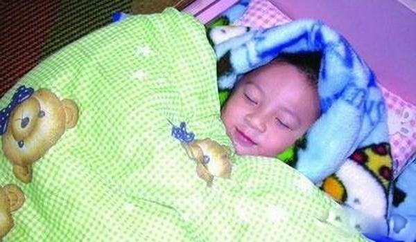 秋冬季宝宝穿成这样睡觉，不但招病还影响发育，新手宝妈更要知道