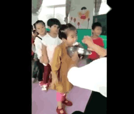 幼儿园老师这样喂孩子，家长看到该多痛心