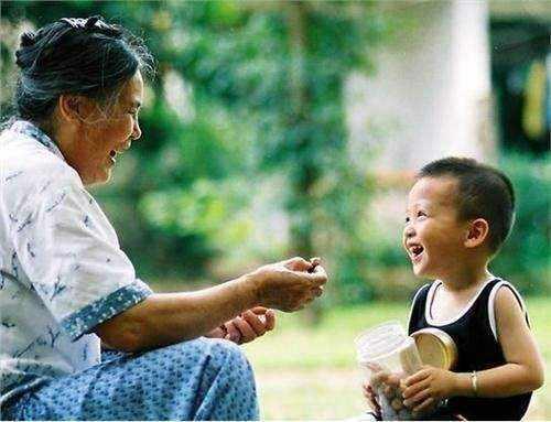 姥姥和奶奶 谁更应该带娃？