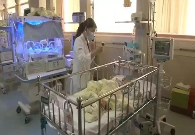 男童出生就没肛门 一年了爸妈竟浑然不知！