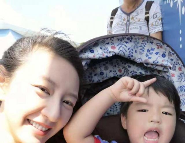 凌潇肃宣布唐一菲怀二胎：抱着大宝，喜得小宝！