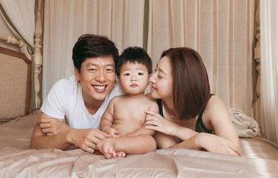 凌潇肃宣布唐一菲怀二胎：抱着大宝，喜得小宝！