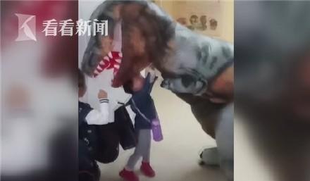 太拼！女儿想要一只恐龙接放学 这位爸爸做到了