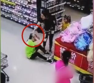 又是一个熊家长？孩子弄乱货物，导购阻止却遭妈妈猛拽头发暴打