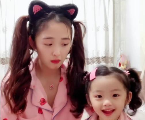 “睡衣母女”走红，网友表示：真是便宜孩子老爸了！