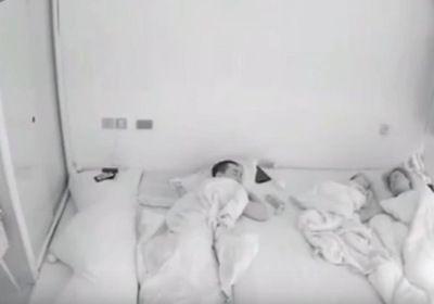 不到一岁的宝宝半夜饿醒，喝完奶就乖乖睡了，真是小天使啊！