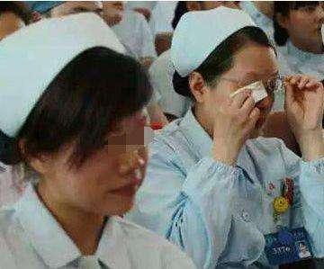 7岁女孩患癌，手术前非要医生抱她，抱完后医生掏衣兜，难以淡定