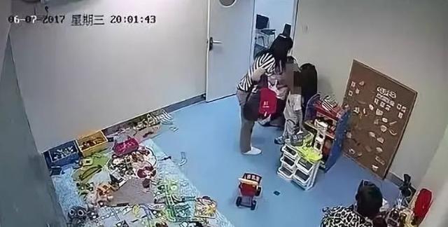 “给我打回去”3岁儿子被小朋友踢头，妈妈的举动引起无数人争论！