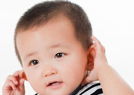 1岁宝宝总是爱摸脑袋，宝妈以为是在卖萌，检查后后悔地哭了！