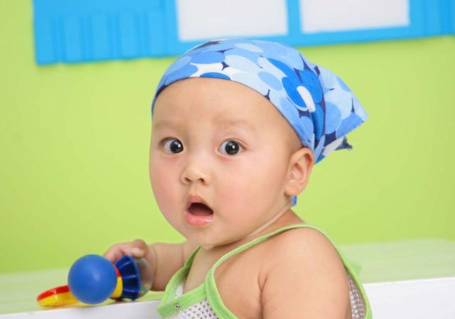 半岁前，宝宝变聪明的4个小苗头，你家宝宝准时出现了吗？