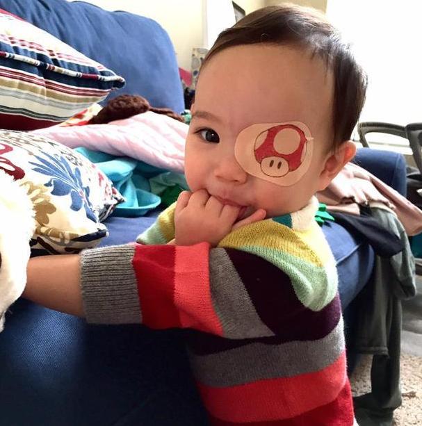 幼儿园里，为什么有的小孩戴着眼镜还遮住一只眼？有只眼睛很懒惰