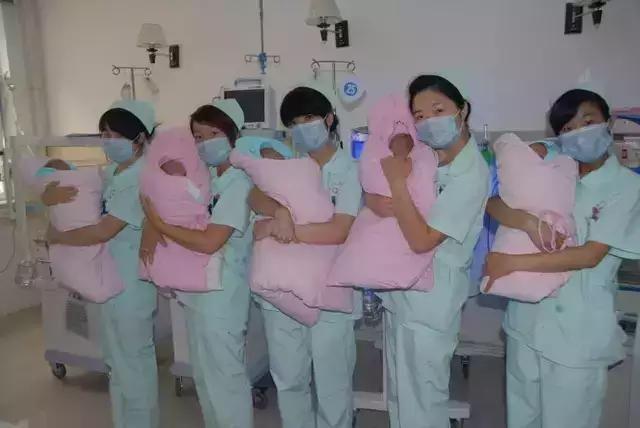 42岁高龄孕妇怀了五胞胎，7个月时剖宫产，母子六人平安！