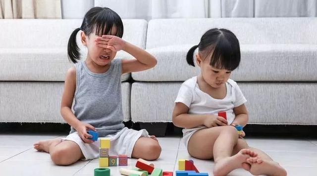宝宝玩具被抢走了，却只知道哭，那是因为你没教会孩子这一点