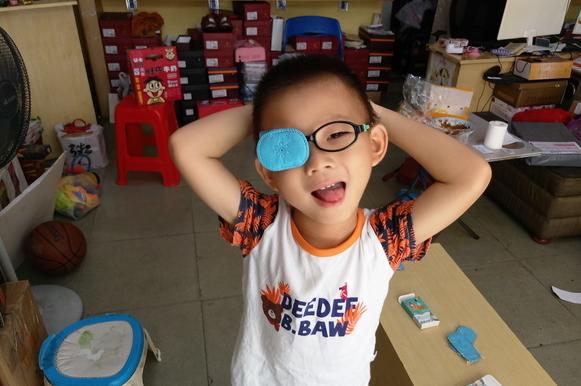 幼儿园里，为什么有的小孩戴着眼镜还遮住一只眼？有只眼睛很懒惰