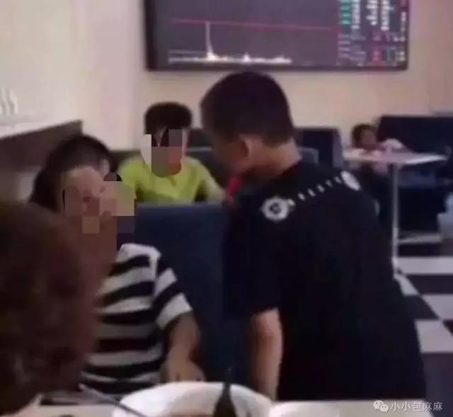 男孩当众死掐妈妈：为什么那么多孩子变成了白眼狼？