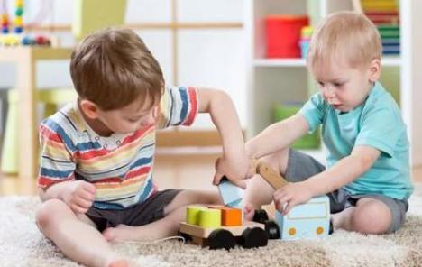 宝宝玩具被抢走了，却只知道哭，那是因为你没教会孩子这一点