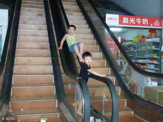 又是一个熊家长？孩子弄乱货物，导购阻止却遭妈妈猛拽头发暴打
