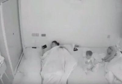 不到一岁的宝宝半夜饿醒，喝完奶就乖乖睡了，真是小天使啊！