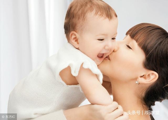 新生儿很脆弱，抱新生儿宝宝可不是一件容易的事，还有这么多讲究