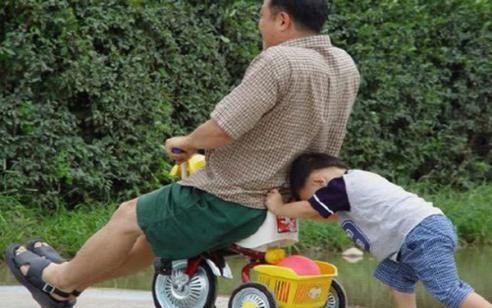 爸爸都做过哪些“坑”孩子的事？网友：确认过眼神，这是亲爸！