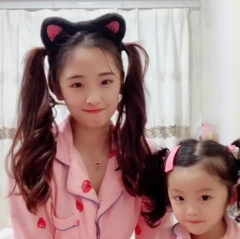 “睡衣母女”走红，网友表示：真是便宜孩子老爸了！
