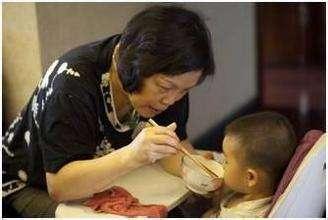 奶奶的一个玩笑，却毁了宝宝的一生，妈妈当场怒扇奶奶