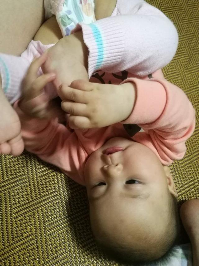 7个月妹妹抱着脚丫吃不停，哥哥的一个举动笑翻众人，网友：有爱
