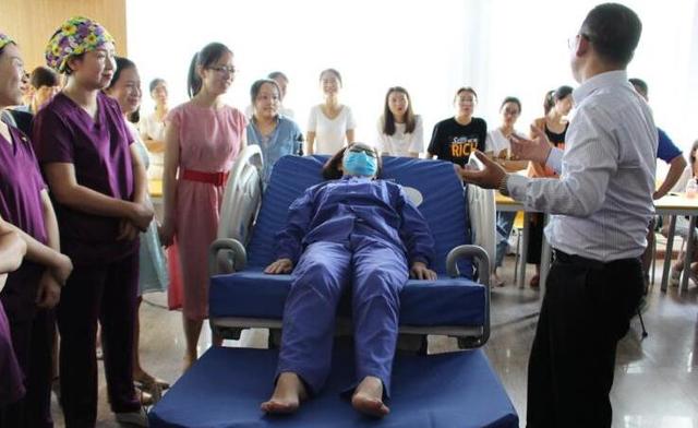 孕妇四种分娩姿势，哪种更容易顺产？不见得是常见的仰卧式