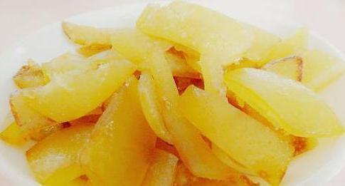 这种水果买后果皮留一下，把它的果皮做成糖，能让家人远离咽炎！