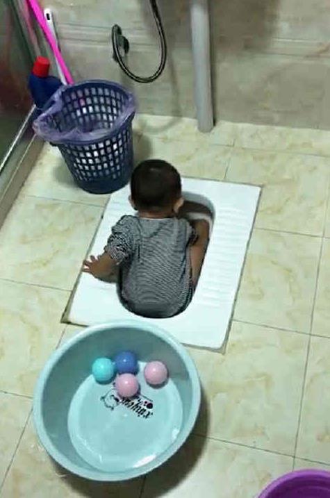 做饭时娃不见了，找到后洗洗还能要，还是妈妈亲不够的宝贝