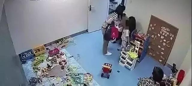 “给我打回去！” 3岁儿子被小朋友踢头，妈妈下一刻的举动，引起无数人争论！