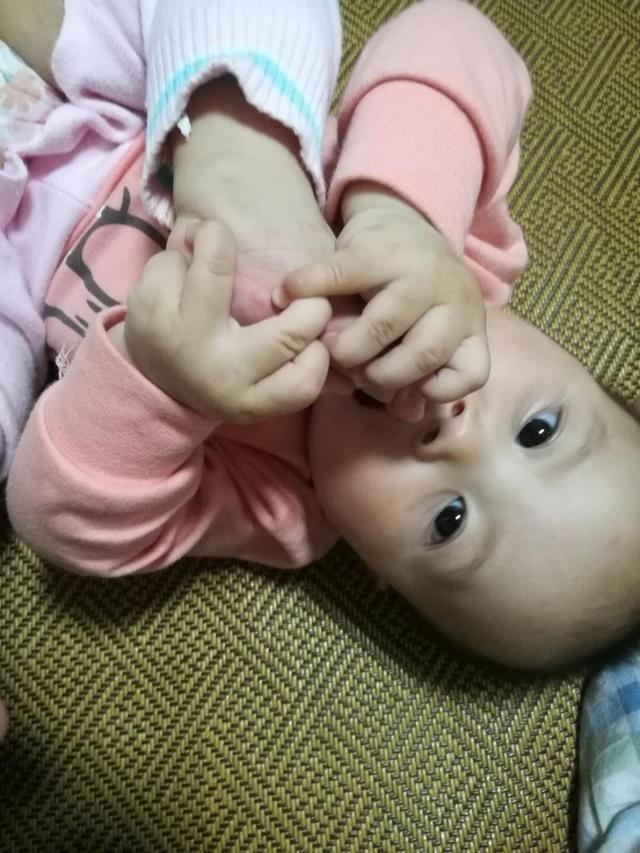7个月妹妹抱着脚丫吃不停，哥哥的一个举动笑翻众人，网友：有爱