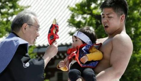 日本奇葩节日，主要内容就是把孩子吓哭，哭越大声越好