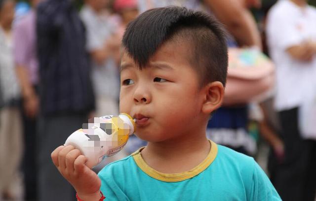 这五种假牛奶，就摆在超市最显眼的位置，你还在给宝宝买来喝吗？