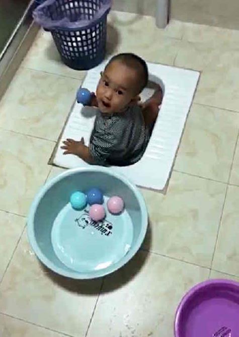 做饭时娃不见了，找到后洗洗还能要，还是妈妈亲不够的宝贝