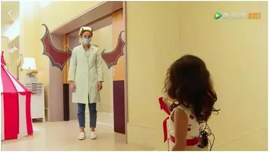 带娃崩溃！明星妈妈节目痛哭，带自己的孩子，我连工作人员都不如