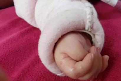 新生儿出生时“攥拳头”要及时打开，对宝宝大脑发育很重要！