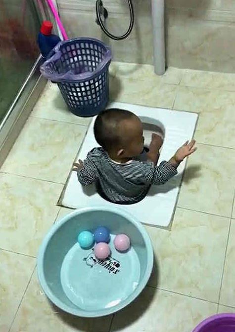 做饭时娃不见了，找到后洗洗还能要，还是妈妈亲不够的宝贝