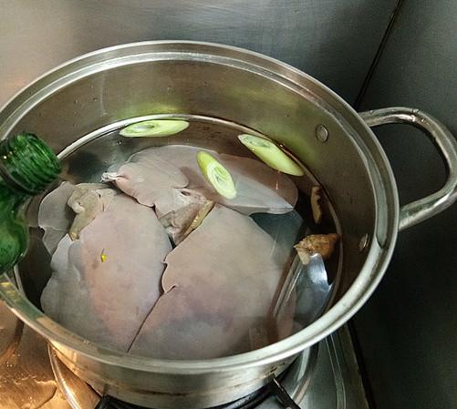 它是猪身上最受欢迎的部位，营养价值高猪肉10倍，秋冬吃最合适